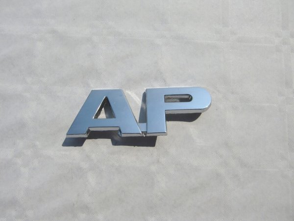 Schriftzug "AP" Aluminium, verchromt, mit Befestigung